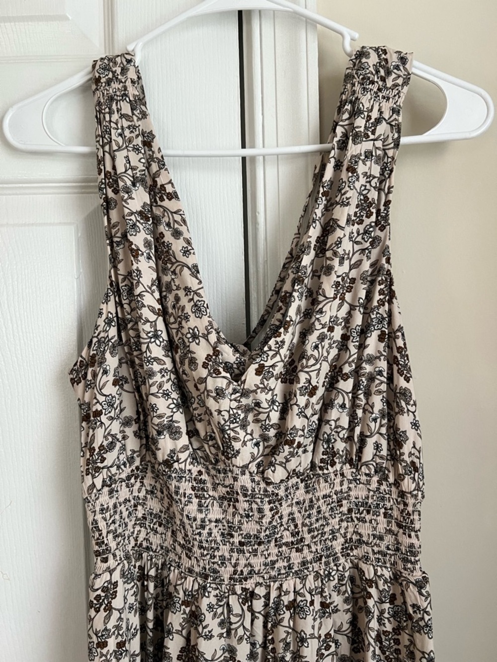 Old Navy Beige & Black Floral V-Neck Smocked Waist Sleeveless Dress Medium - Picture 5 of 9